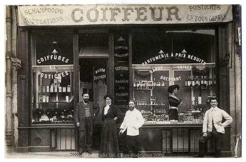 Coiffeuse réalisant une coupe au salon