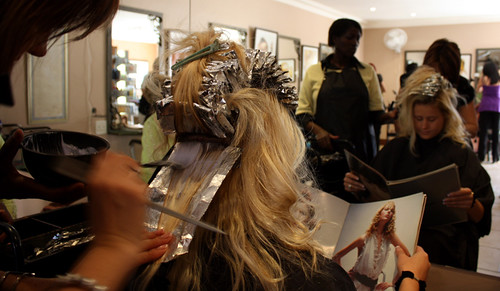 Équipe de coiffeurs devant les fauteuils du salon